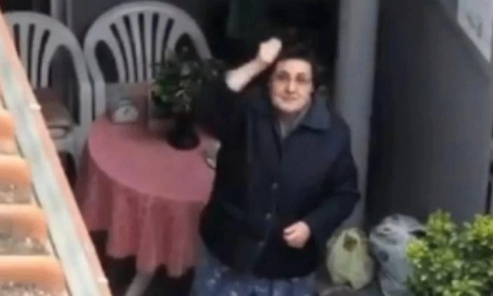 Γιαγιά φωνάζει συνθήματα για τον ΠΑΟΚ εν μέσω καραντίνας (βίντεο)